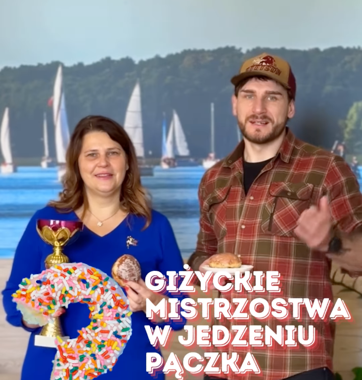 Burmistrz Giżycka Ewa Ostrowska i przedstawiciel kawiarni Pod Zachodzącym Słońcem