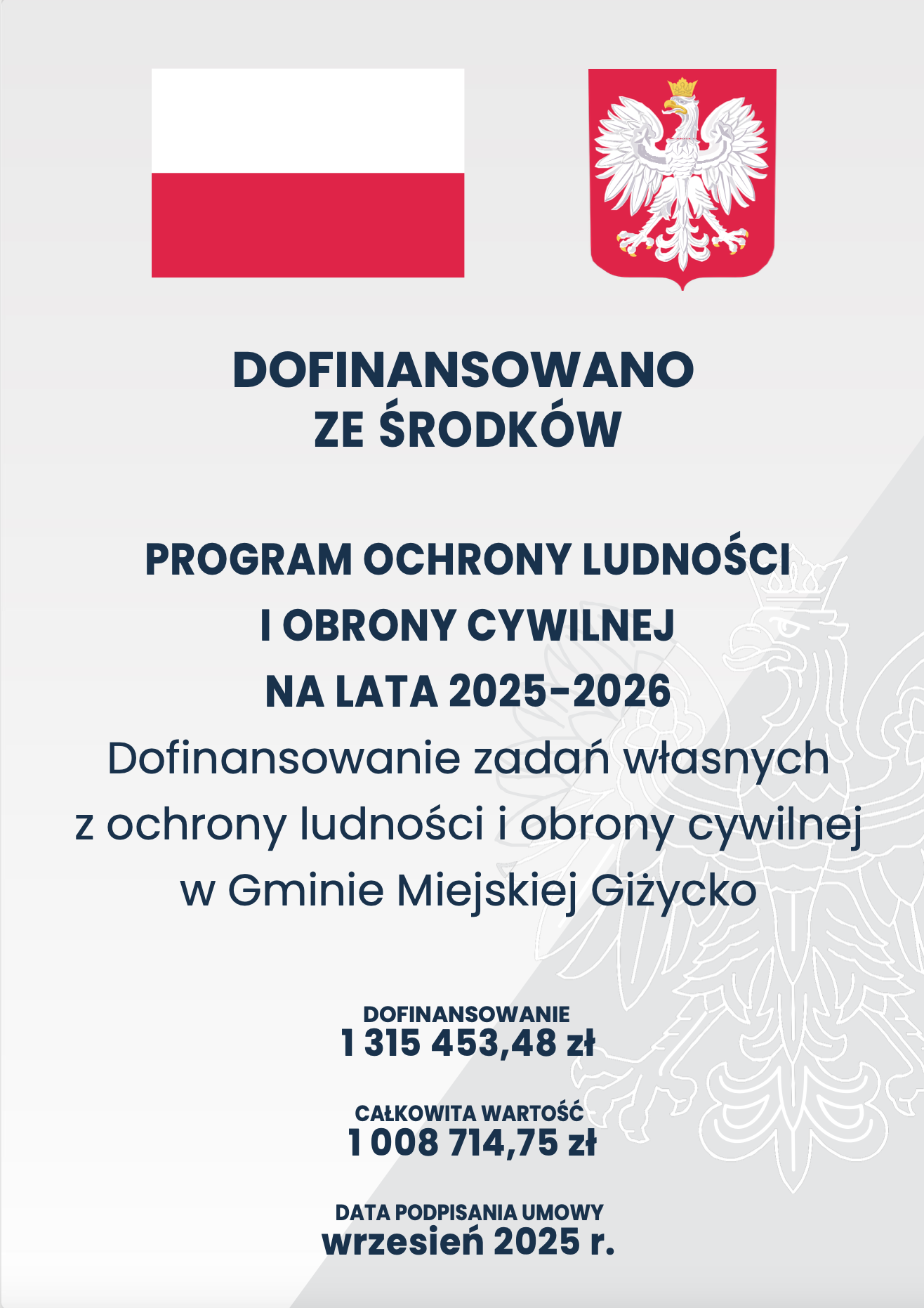 Tablica informacyjna o dofinansowaniu ze środk&oacute;w rządowych. Na g&oacute;rze znajduje się flaga Polski oraz godło państwowe. Poniżej napis: &bdquo;Dofinansowano ze środk&oacute;w Program Ochrony Ludności i Obrony Cywilnej na lata 2025&ndash;2026&rdquo;. Informacja dotyczy dofinansowania zadań własnych z zakresu ochrony ludności i obrony cywilnej w Gminie Miejskiej Giżycko. Podano kwoty: dofinansowanie 1 315 453,48 zł, całkowita wartość 1 008 714,75 zł. Na dole widnieje data podpisania umowy &ndash; wrzesień 2025 r. W tle znajduje się jasna grafika z konturem orła.